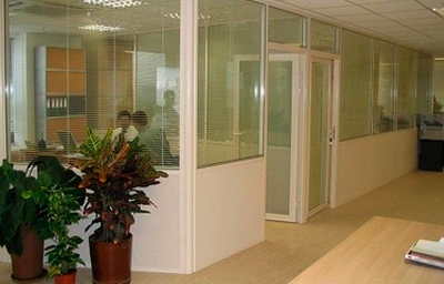 Комбинированная офисная перегородка с одностворчатой дверью